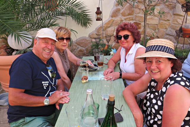 Gerard aus Freinsheim mit "seinen" drei Frauen - wegen Kunst und Wein hier | Foto: Brigitte Melder