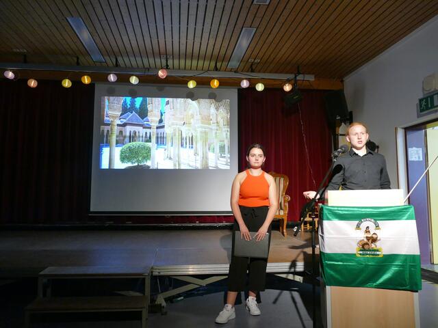 Johanna Blickensdörfer und Moritz Schumacher stellen ihre musikalische Präsentation vor. | Foto: C. Poznar, ASG