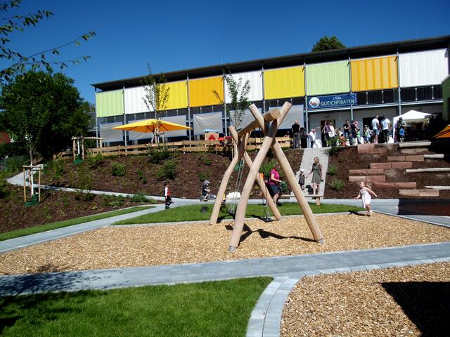 Das Gelände heute (Juli 2022; Teilansicht). Der große Walnussbaum an der linken Gebäudeecke konnte erhalten werden. | Foto: W. G. Stähle