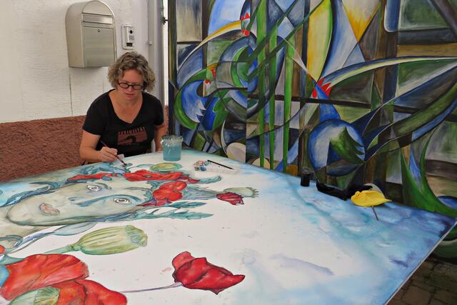 Barbara Beck bei der Arbeit. Zuerst malt sie mit Tusche und teilweise Aquarell | Foto: Brigitte Melder
