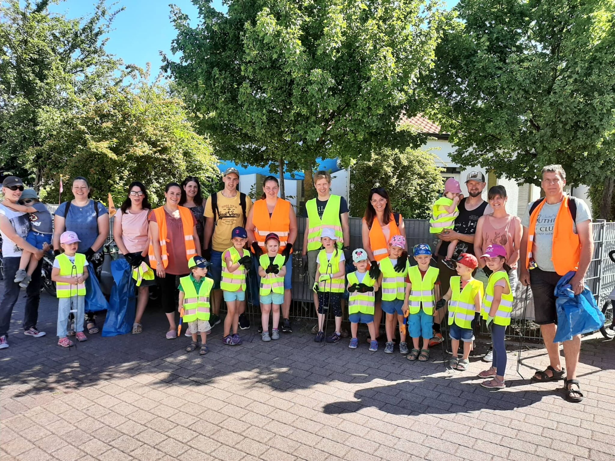 BriMel unterwegs: KiTa Storchennest macht privaten Dreck-Weg-Tag - Böhl