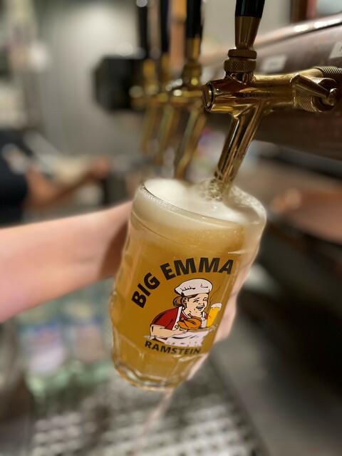 Frisch gezapft auf den Tisch: Ein süffiges, naturtrübes Helles, das geschmacklich bei den Gästen voll ins Schwarze trifft | Foto: Big Emma