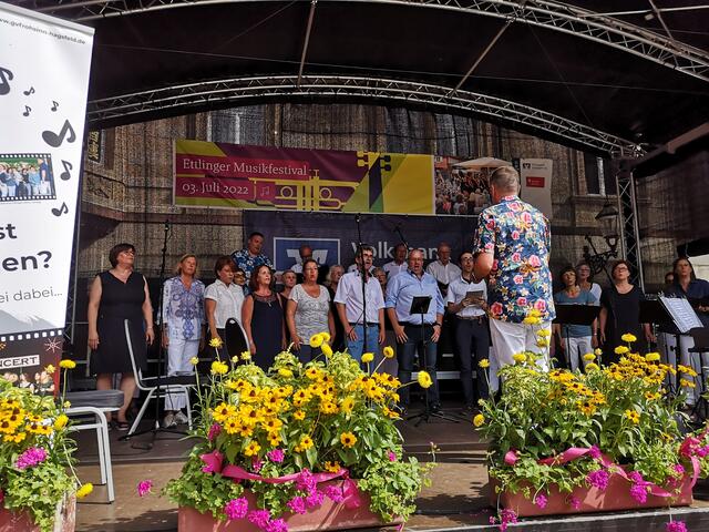 Ensemble Coro Contempi auf der Bühne, Marktplatz Ettlingen nahe dem Rathaus | Foto: 2022 - Gesangverein Frohsinn KA-Hagsfeld 1890 e.V.