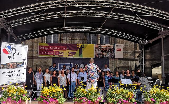 Ensemble Coro Contempi auf der Bühne, Marktplatz Ettlingen nahe dem Rathaus | Foto: 2022 - Gesangverein Frohsinn KA-Hagsfeld 1890 e.V.