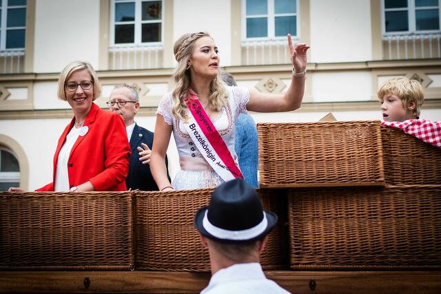 Brezelkönigin Anne I. und Oberbürgermeisterin Stefanie Seiler grüßen vom Festwagen des Verkehrsvereins | Foto: Cornelia Bauer