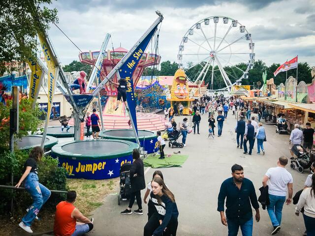 Bereits am Nachmittag hat das bunte Treiben auf dem Festplatz begonnen | Foto: Cornelia Bauer