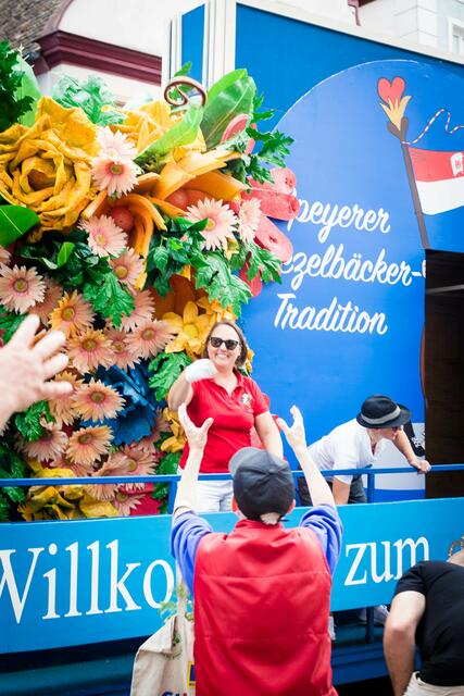 Da fliegt sie - die Brezel | Foto: Cornelia Bauer