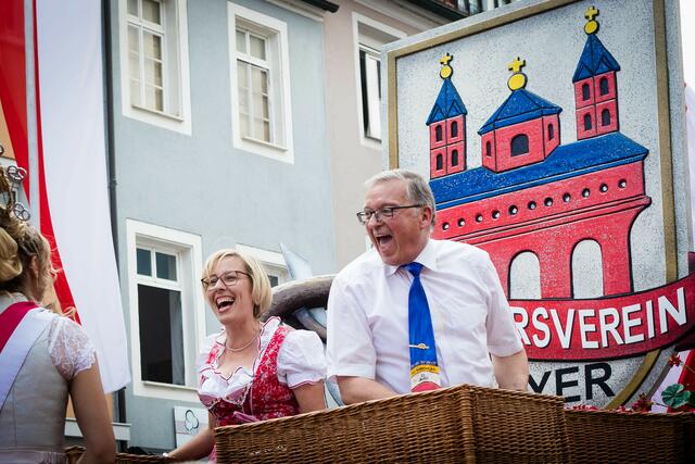 Gut gelaunt beim Umzug: OB Stefanie Seiler und Verkehrsverein-Vorsitzender Uwe Wöhlert | Foto: Cornelia Bauer