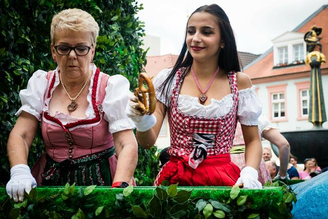 Die Damen tragen Dirndl | Foto: Cornelia Bauer