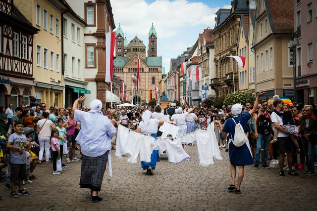 Waschweiber - unterwegs in Richtung Dom | Foto: Cornelia Bauer
