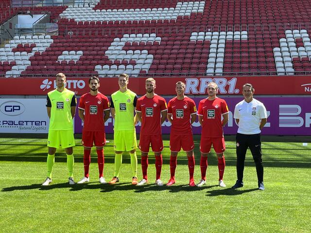 Die Neuzugänge der Saison 2022/23 mit Trainer Dirk Schuster | Foto: Katharina Schmitt