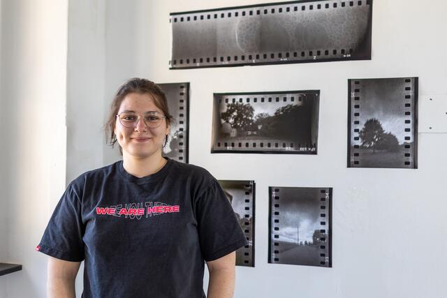 Johanna Feix vor ihren mit der Lochkamera erstellten Fotos. | Foto: Christian Gaier