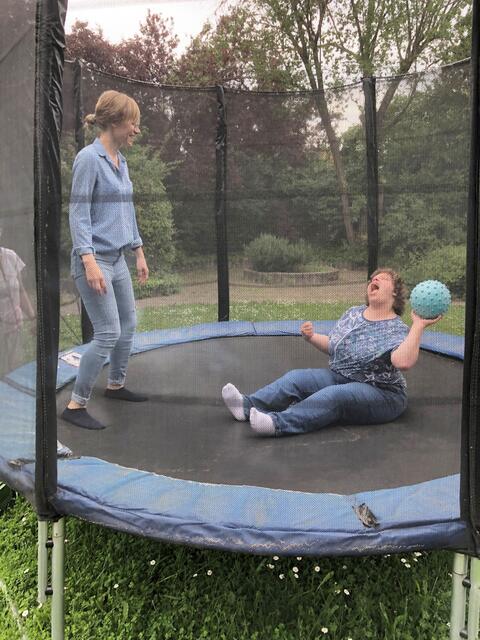Bis zu zwei Personen können das Trampolin gleichzeitig nutzen. | Foto: Kirsten Völcker/Lebenshilfe Südliche Weinstraße