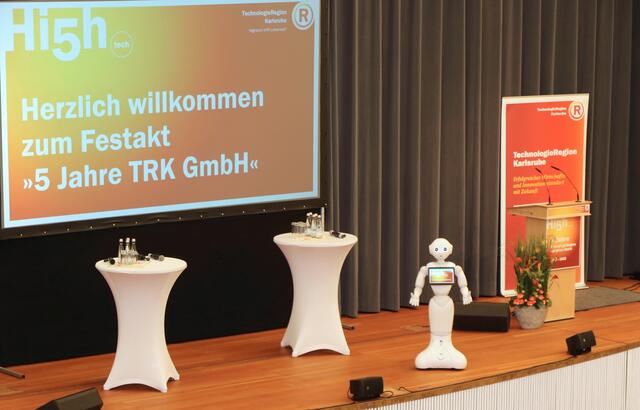 Roboter Pepper "moderiert" auf der Bühne der Jubiläumsveranstaltung in der Stadthalle Germersheim
