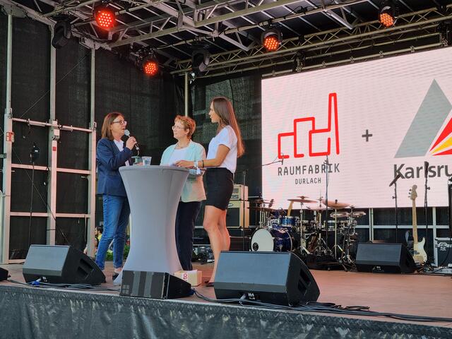 Ortsvorsteherin Alexandra Ries und Erste Bürgermeisterin Gabriele Luczak-Schwarz auf der Bühne bei der Feier zum 20-Jährigen der Raumfabrik Durlach | Foto: Gustai/Pixelgrün