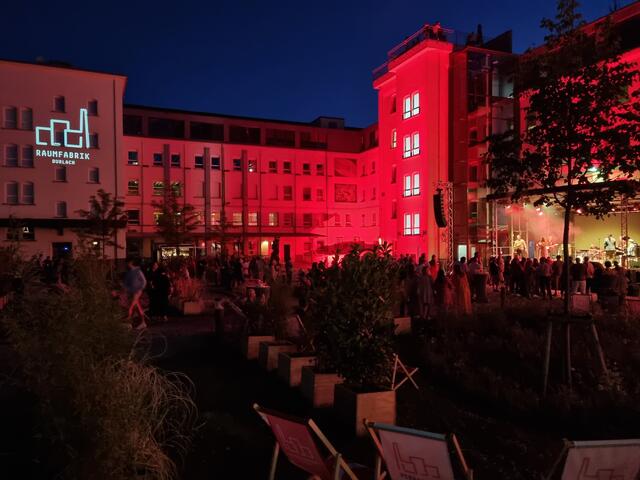 Abendliche Stimmung im Innenhof der Raumfabrik Durlach | Foto: Gustai/Pixelgrün