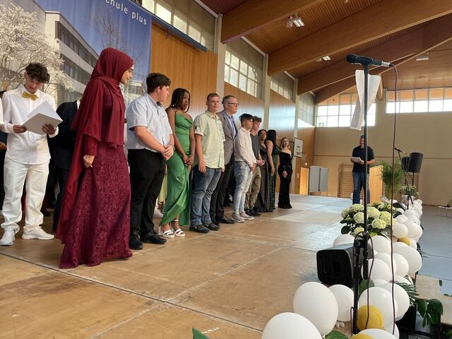 Lehrer Frank Deurer teilt seiner 10c die Zeugnisse aus. | Foto: Weiler