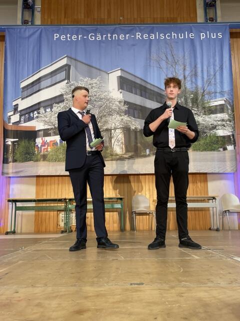 Richard Kornek und Johannes Benner führten durch den Abend. | Foto: Weiler