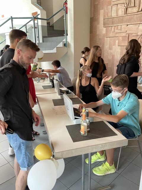 Für Speis und Trank sorgten wieder die neunten Klassen. | Foto: Weiler
