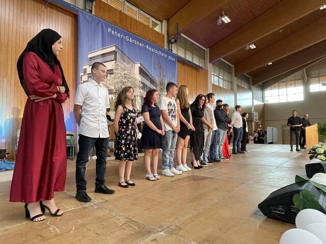Klasse 9d wartet auf die Zeugnisse. | Foto: Weiler