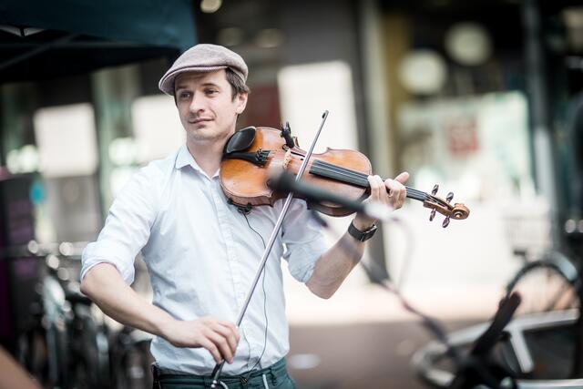 Folk, Pop und Liedermacherei spielte das Akustikduo Wild im Wald.  | Foto: Christian Gaier
