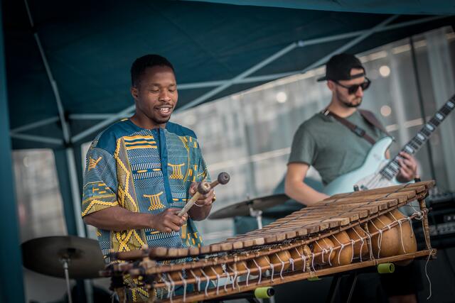 Mit ihrer energiegeladenen Weltmusik war die Formation BallaBalla einer der Publikumsmagneten des Festivals.  | Foto: Christian Gaier