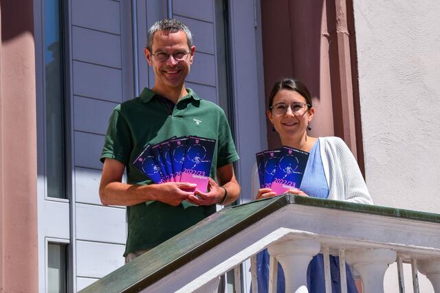 Freuen sich auf die neue Spielzeit 2022/2023: Kulturdezernent Maximilian Ingenthron und Miriam Erb, stellvertretende Leiterin der städtischen Kulturabteilung | Foto: Stadt Landau