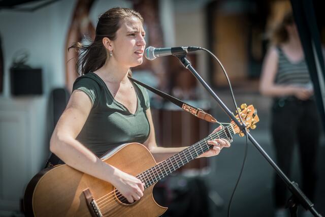Zum Nachdenken, Träumen oder einfach nur Zuhören lud die Liedermacherin Levke ein. | Foto: Christian Gaier