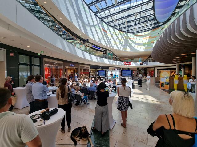 Bei der Übergabe der Urkunde war viel los | Foto: Basaric-Steinhübl