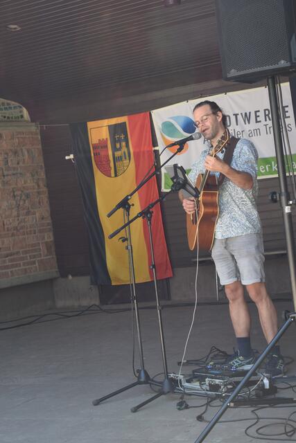 Jonny Rieger umrahmte die Feierlichkeit musikalisch | Foto: B. Bender