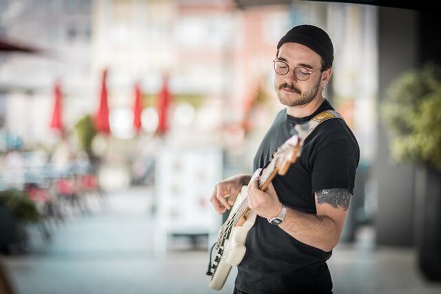 Singer-Songwriterin Kiara Mali und Band beeindruckten mit stimmigem Alternative-Folk und poetischen Texten.  | Foto: Christian Gaier