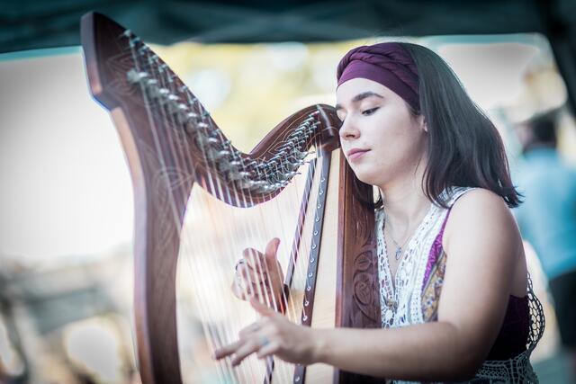Helena Corana Andreula studiert Harfe an der staatlichen Hochschule für Musik und Darstellende Kunst in Mannheim. Beim Straßenkunst-Festival verschmolz sie klassische Musik mit mittelalterlichen Klängen. | Foto: Christian Gaier