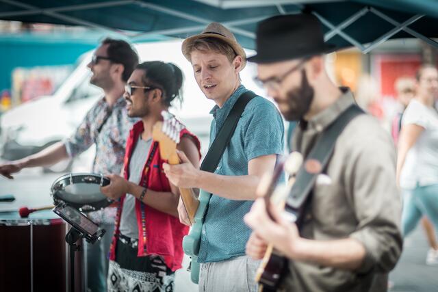 Klassiker der brasilianischen Folklore hatte die Grupo De Encontro mit Sängerin Juliana Blumenschein in ihrem Repertoire.   | Foto: Christian Gaier