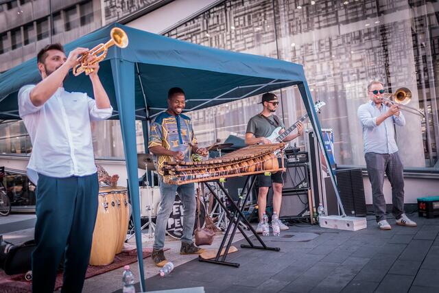 Mit ihrer energiegeladenen Weltmusik war die Formation BallaBalla einer der Publikumsmagneten des Festivals.  | Foto: Christian Gaier
