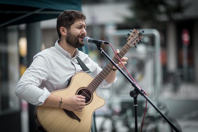 Singer-Songwriter David Harmouche aka. „Dawoud“ vereint in seinen Songs Einflüsse aus RnB, Neo-Soul und Folk.  | Foto: Christian Gaier