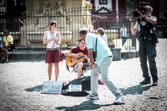 Beim lässigen Acoustic Pop des Duos HaltMaKurz blieb man gerne länger stehen.  | Foto: Christian Gaier