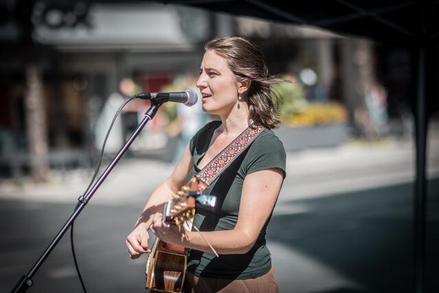 Zum Nachdenken, Träumen oder einfach nur Zuhören lud die Liedermacherin Levke ein. | Foto: Christian Gaier