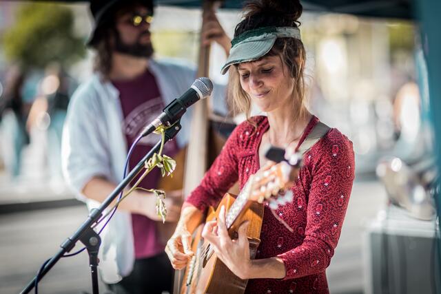 Mit Latino-Weltmusik zog das Trio La Revancha ihre Zuhörer in seinen Bann. | Foto: Christian Gaier