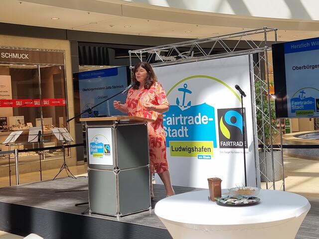 Oberbürgermeisterin bei ihrer Ansprache - sie freut sich sehr über die Auszeichnung | Foto: Basaric-Steinhübl