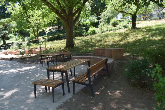 Sitz- und Picknickmöglichkeiten beim Spielplatz | Foto: B. Bender