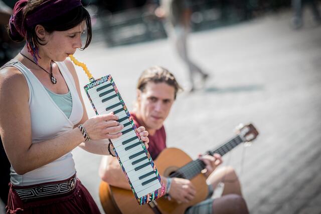 Beim lässigen Acoustic Pop des Duos HaltMaKurz blieb man gerne länger stehen.  | Foto: Christian Gaier