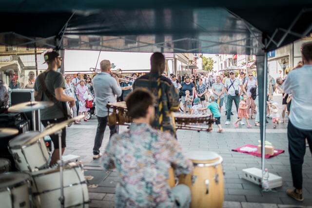 Mit ihrer energiegeladenen Weltmusik war die Formation BallaBalla einer der Publikumsmagneten des Festivals.  | Foto: Christian Gaier