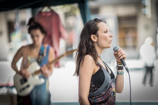Singer-Songwriterin Kiara Mali und Band beeindruckten mit stimmigem Alternative-Folk und poetischen Texten.  | Foto: Christian Gaier
