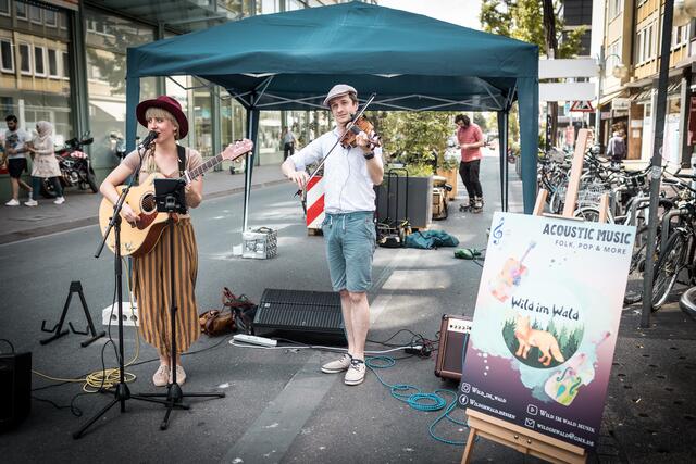 Folk, Pop und Liedermacherei spielte das Akustikduo Wild im Wald.  | Foto: Christian Gaier