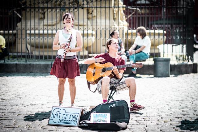Beim lässigen Acoustic Pop des Duos HaltMaKurz blieb man gerne länger stehen.  | Foto: Christian Gaier