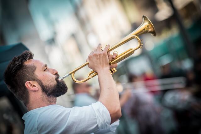 Mit ihrer energiegeladenen Weltmusik war die Formation BallaBalla einer der Publikumsmagneten des Festivals.  | Foto: Christian Gaier