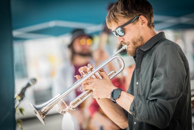 Mit Latino-Weltmusik zog das Trio La Revancha ihre Zuhörer in seinen Bann. | Foto: Christian Gaier
