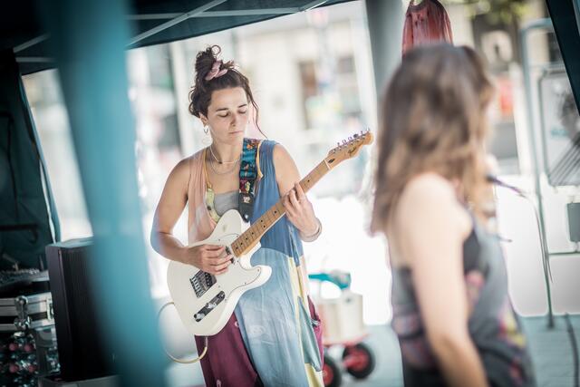 Singer-Songwriterin Kiara Mali und Band beeindruckten mit stimmigem Alternative-Folk und poetischen Texten.  | Foto: Christian Gaier