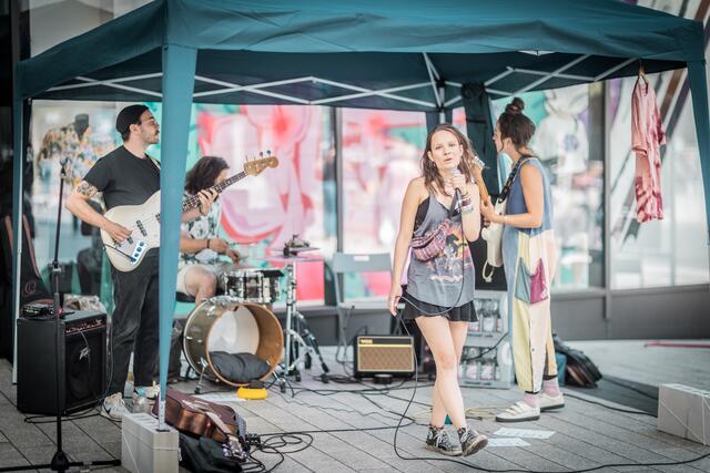 Singer-Songwriterin Kiara Mali und Band beeindruckten mit stimmigem Alternative-Folk und poetischen Texten.  | Foto: Christian Gaier