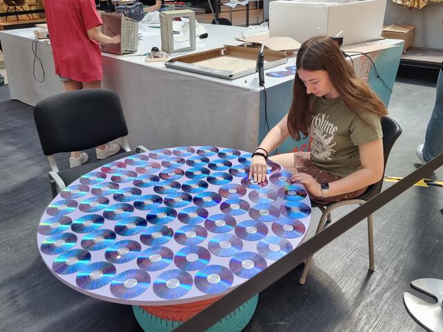 Aus alten CDs entsteht eine schöne Tischplatte | Foto: Basaric-Steinhübl